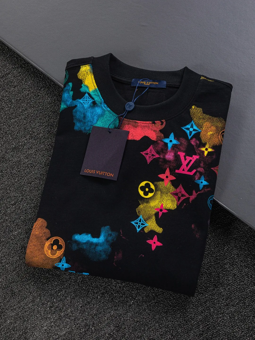 🅿️210 Louis Vuitton Louis Vuitton LV 1V Lujia slightly wide version S-XL LV 25ss new products are available at the counter simultaneously. Colorful letters all over the graffiti print. Round neck short-sleeved T-shirt, same style for men and women! Synchronized with the official website, pure cotton fabrics at the counter! It is close to the skin and comfortable, durable and easy to wear. It has a classic and simple logo design and meticulous original craftsmanship. Short-sleeves, a must-have item for men, do not appear to be the same for the general public, but must be unique and eye-catching. This LV short-sleeve is all about quality, comfort, the same shape and fashion as always, including fabrics and cutting techniques. All of them have been made with great effort! 320 grams of washed pure cotton fabric, pure cotton is breathable, very refreshing and comfortable for daily wear. The rib knitting on the neckline is smooth and tight, and the neckline will not be skewed if you toss it at will. The loose version, you will find that it looks really good on the upper body. The overall is minimalist and neat, super versatile for daily use! Pair it casually with a pair of pants for a youthful look. A T-shirt will make your outfit crazy. It is a fashionable item that can never go wrong! Color: Black White Size: S-XL Size chart: S: Shoulder width 50-Bust 54-Length 70 M: Shoulder width 52-Bust 56.5-Length 72 L: Shoulder width 54-Bust 59-Length 74 XL: Shoulder width 56-Bust 61.5-Length 76